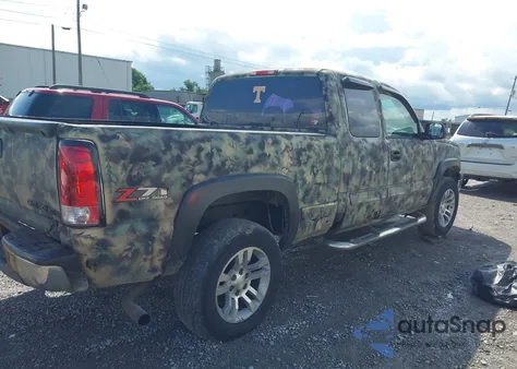 2005 Chevrolet Silverado 1500 Ls z USA, uszkodzony, nr VIN 1GCEK19V15Z101751